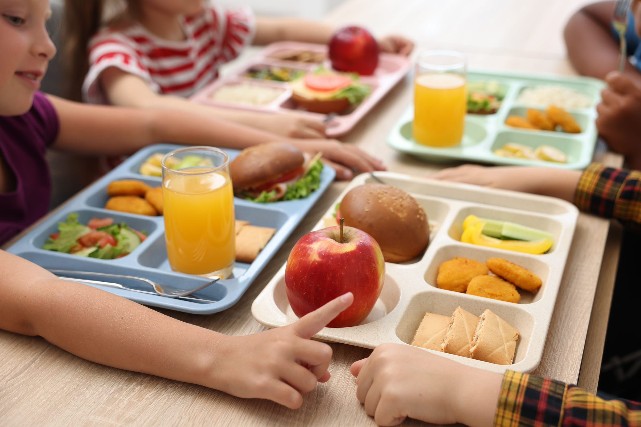 children eating lunch